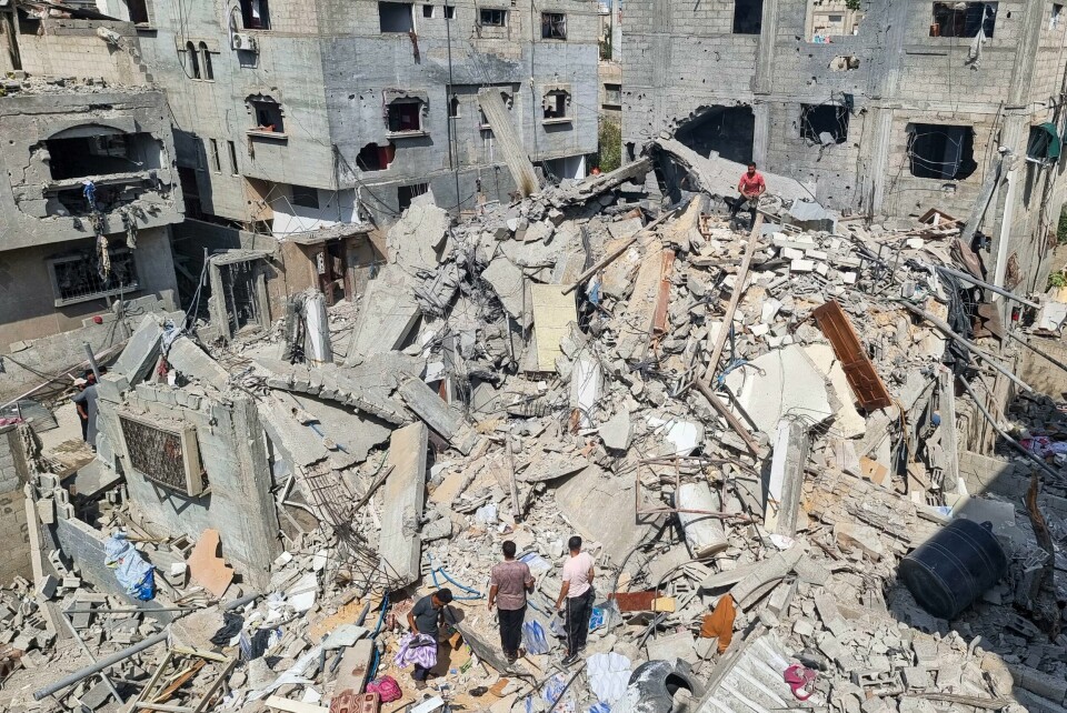 Søndagens våpenhvilesamtaler om Gaza er avsluttet. Enda en bygning er lagt i grus i et israelske luftangrep i Rafah på Gazastripen, samtidig som utenriksministre fra vestlige og arabiske land er samlet i Riyadh for å diskutere en fredsplan. Foto: Mohammad Jahjouh / AP / NTB
