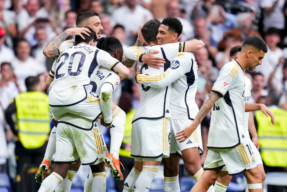 Real Madrid feirer Jude Bellinghams scoring mot Cádiz. Noen timer senere var seriegullet klart da Barcelona tapte. Real Madrid feirer Jude Bellinghams scoring mot Cádiz. Noen timer senere var seriegullet klart da Barcelona tapte. Foto: Manu Fernandez, AP / NTB