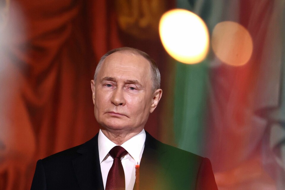 Russland og Vladimir Putin gikk til fullskala invasjon av Ukraina i februar 2022. TOPSHOT - In this pool photograph distributed by Russian state agency Sputnik, Russia's President Vladimir Putin attends an Orthodox Easter service at the Christ the Saviour Cathedral in Moscow early on May 5, 2024. (Photo by Valery SHARIFULIN / POOL / AFP)