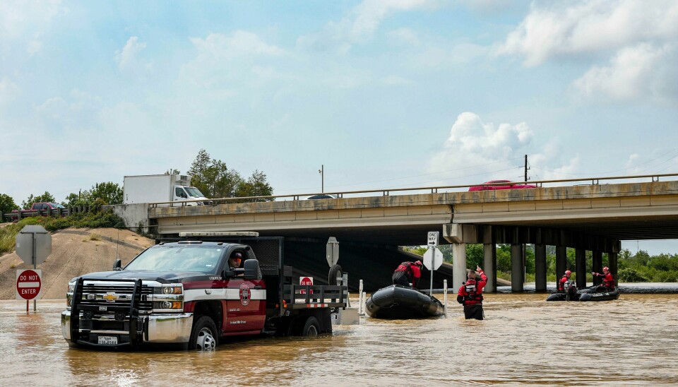 Brannmannskap gjør seg klare til å evakuere oversvømmede områder i Channelview i Texas. Brannmannskap gjør seg klare til å evakuere oversvømmede områder i Channelview i Texas. Foto: Raquel Natalicchio / Houston Chronicle / AP / NTB