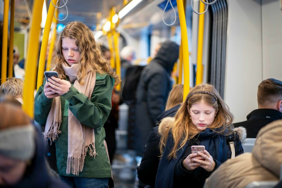 Den moderne mobilen er et tveegget sverd, et våpen som frastøter og tiltrekker, inkluderer og ekskluderer, forfalsker og dokumenterer, skriver Knut Hansen. (Illustrasjonsfoto) Unge jenter med mobiltelefoner