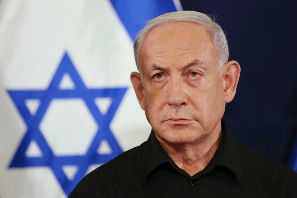 Det ser dårlig ut for en våpenhvile mellom Israel og Hamas med det aller første. Israels statsminister Benjamin Netanyahu sier søndag at Israel ikke kan akseptere Hamas' krav om at krigen på Gazastripen skal avsluttes. Israels statsminister Benjamin Netanyahu kunngjorde søndag at Al Jazeera ikke lenger skal få lov å operere i Israel. Foto: Abir Sultan / Pool Photo via AP / NTB