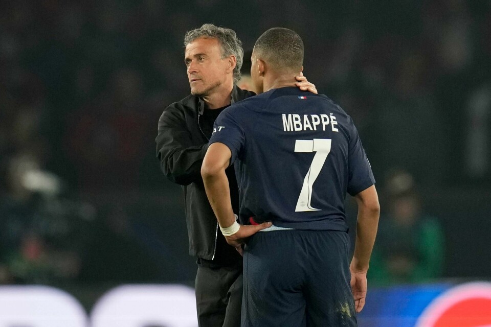 PSG-trener Luis Enrique trøster Kylian Mbappé etter mesterligatapet for Borussia Dortmund på Parc des Princes tirsdag. PSG-trener Luis Enrique trøster Kylian Mbappé etter mesterligatapet for Borussia Dortmund på Parc des Princes tirsdag. Foto: Christophe Ena, AP / NTB