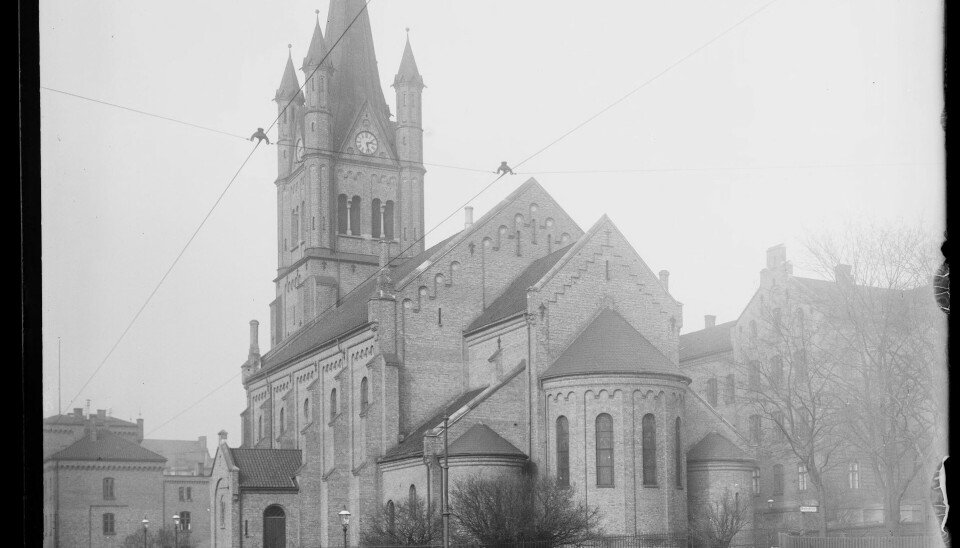 Grønland Kvinneforening var pådrivere for å fjerne prylstraffen i skolen. Bildet viser barn foran Grønlands kirke i Grønlandsleiret 34. Grønland skole, senere Oslo kommunale husmorskole, i bakgrunnen. Bildet viser barn stående vendt mot kamera foran Grønlands kirke. Trikkeskinner i forgrunnen.