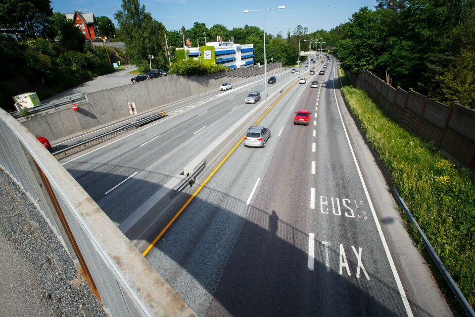 Omskiltingen på riks- og europaveiene skjer 6. og 7. mai. På det kommunale veinettet starter arbeidet 6. mai og er ferdig innen 1. juni. Forbudet gjelder fra dagen skiltene er endret. Foto: Heiko Junge / NTB Omskiltingen på riks- og europaveiene skjer 6. og 7. mai. På det kommunale veinettet starter arbeidet 6. mai og er ferdig innen 1. juni. Forbudet gjelder fra dagen skiltene er endret. Foto: Heiko Junge / NTB