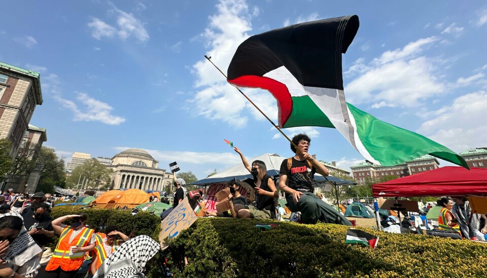 Propalestinske demonstranter utenfor Columbia-universitetet 29. april. Mandag kom nyheten om at universitetsledelsen avblåser vitnemålsutdelingen som følge av protestene. Propalestinske demonstranter utenfor Columbia-universitetet 29. april. Mandag kom nyheten om at universitetsledelsen avblåser vitnemålsutdelingen som følge av protestene. Foto: Ted Shaffrey / AP / NTB