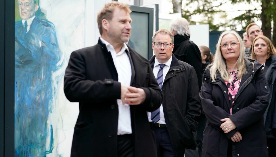 Forsvarsminister Bjørn Arild Gram (Sp) og stortingspolitiker Mona Nilsen (Ap) fikk tirsdag kveld en omvisning på Roseslottet av Vebjørn Sand (t.v.) og broren Eimund. Foto: Terje Pedersen / NTB Forsvarsminister Bjørn Arild Gram (Sp) og stortingspolitiker Mona Nilsen (Ap) fikk tirsdag kveld en omvisning på Roseslottet av Vebjørn Sand (t.v.) og broren Eimund. Foto: Terje Pedersen / NTB