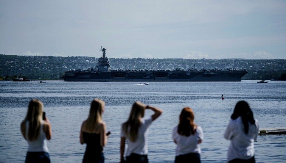 Verdens største krigsskip, det amerikanske hangarskipet USS Gerald R. Ford, på vei inn Oslofjorden i fjor sommer. Vår kommentator var ikke imponert over norske mediers bruk av anledningen. De norske journalistene var mest interessert i hva amerikanerne syntes om de norske jentene, hevder hun. .