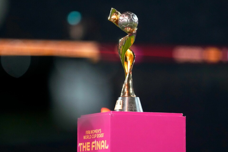 Trofeet i fjorårets VM. Brasil kjemper mot en felles søknad fra Belgia, Nederland og Tyskland om å få arrangere fotball-VM for kvinner i 2027. Her blir trofeet vist fram før fjorårets finale mellom Spania og England. Foto: Abbie Parr / AP / NTB