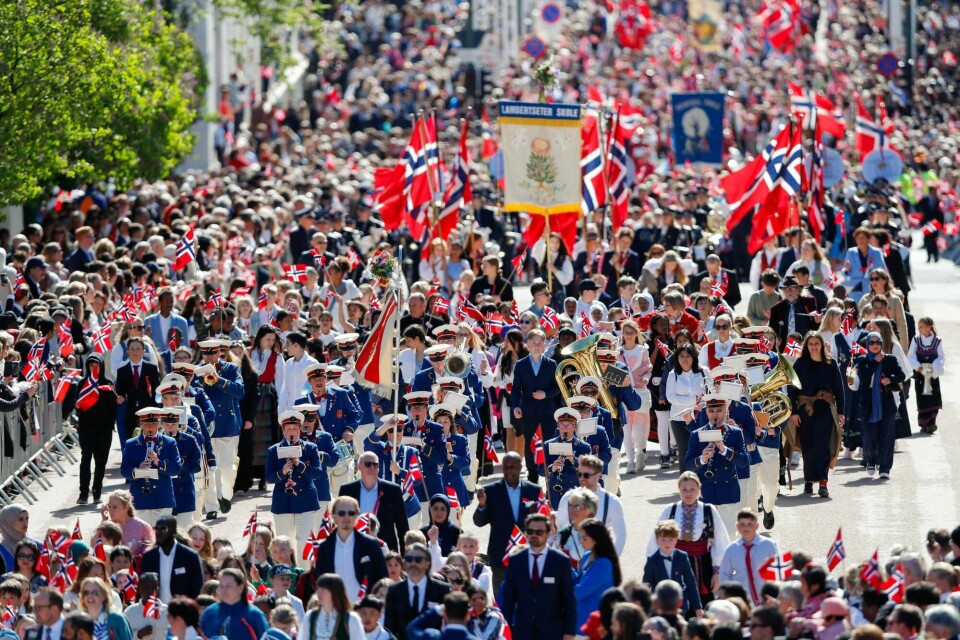 Fra barnetoget i Oslo 17. mai 2023. Oslo 20230517. Kongefamilien vinker til barnetoget fra slottsbalkongen under 17.mai-feiringen i Oslo onsdag.Foto: Frederik Ringnes / NTB