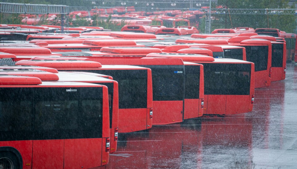 Unibuss sine buser står parkert på Rosenholm i Oslo. Det er ikke lenger et sannsynlig scenario at Unibuss, som betjener bussruter i Oslo på kontrakt for Ruter, går konkurs. Foto: Heiko Junge / NTB