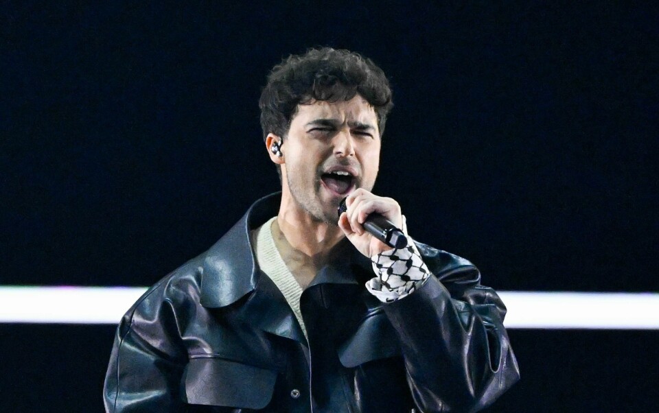 Eric Saade med palestinaskjerf rundt armen på scenen i Malmö. Eric Saade med palestinaskjerf rundt armen på scenen i Malmö. Foto: Jessica Gow /TT / NTB