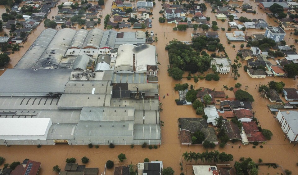 Gatene i Sao Sebastiao do Cai er oversvømt etter voldsomme regnbyger. Mer enn 150.000 mennesker har mistet hjemmene sine som følge av flomkatastrofen i Rio Grande do Sul-delstaten sør i Brasil. Gatene i Sao Sebastiao do Cai er oversvømt etter voldsomme regnbyger. Mer enn 150.000 mennesker har mistet hjemmene sine som følge av flomkatastrofen i Rio Grande do Sul-delstaten sør i Brasil. Foto: Carlos Macedo / AP / NTB