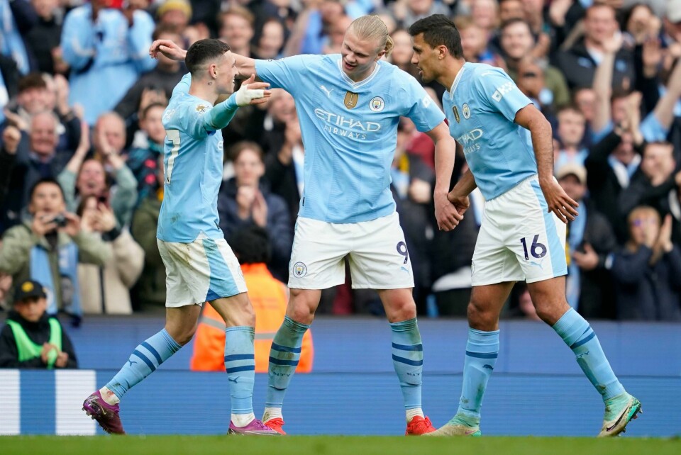 Manchester Citys Erling Braut Haaland kjemper med lagkamerat Phil Foden (t.v.) om både årets unge spiller og årets spiller. Her med lagkamerat Rodri, som overraskende nok ikke er nominert. Manchester Citys Erling Braut Haaland kan få pris. Foto: Dave Thompson / AP / NTB