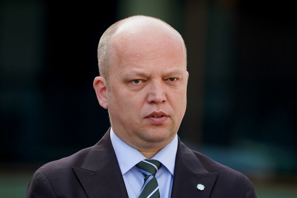 Partileder Trygve Slagsvold Vedum (Sp) sier partiet jobber imot innføringen av EUs fjerde energipakke, inkludert fornybardirektivet. Partileder Trygve Slagsvold Vedum (Sp) sier partiet jobber imot innføringen av EUs fjerde energipakke, inkludert fornybardirektivet. Foto: Terje Pedersen / NTB