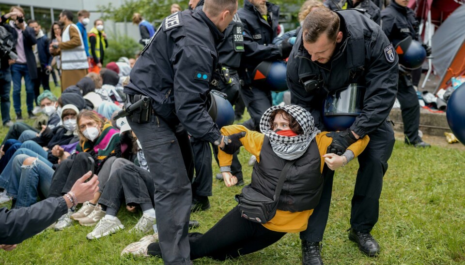 Tysk politi bærer bort en student som deltar i demonstrasjonen ved et universitet i Berlin tirsdag. Tysk politi bærer bort en student som deltar i demonstrasjonen ved et universitet i Berlin tirsdag. Foto: Markus Schreiber / AP / NTB