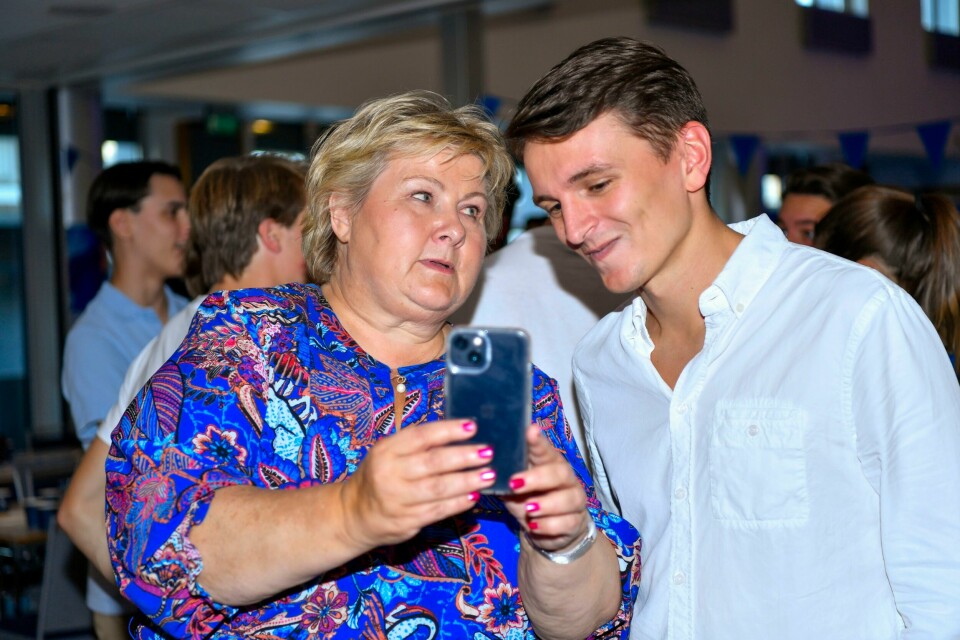 Unge Høyres leder Ola Svenneby skaffet i fjor partiets beste resultat i skolevalget på ti år. Her feirer han med partileder Erna Solberg. Unge Høyres leder Ola Svenneby skaffet i fjor partiets beste resultat i skolevalget på ti år. Her feirer han med partileder Erna Solberg. Foto: Rodrigo Freitas / NTB