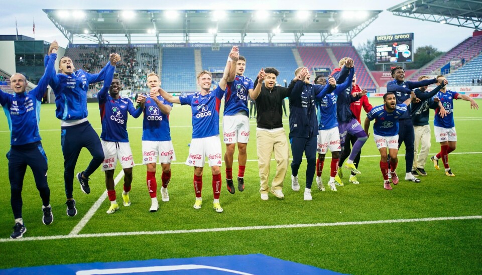Vålerenga-spillerne jubler etter å ha slått HamKam på straffer og gått videre til kvartfinalen Vålerenga-spillerne jubler etter å ha slått HamKam på straffer og gått videre til kvartfinalen