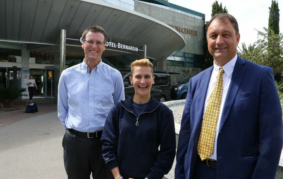 Eva Pinkelnig sammen med prosjektleder for Raw Air, Ståle Willumstad (t.v.) og renndirektør for hopp i FIS, Sandro Pertile. Eva Pinkelnig sammen med prosjektleder for Raw Air, Ståle Willumstad (t.v.) og renndirektør for hopp i FIS, Sandro Pertile. Handout. Bildet inngår i NTBs tilbud til abonnenter på nyhetsfoto. Bildet skal kun benyttes i forbindelse med angitt sak.Foto: Claes-Tommy Herland / Norges Skiforbund / handout / NTB
