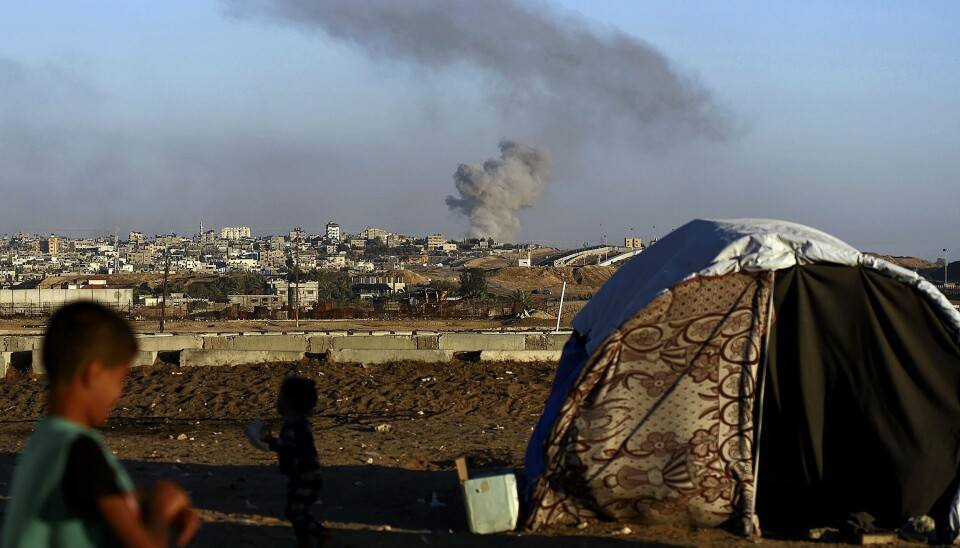 Fredag har Israel utført nye angrep mot Rafah. Våpenhvilesamtalene mellom Hamas og Israel bar ikke fram. Her fra et angrep i grensebyen 7. mai. Røyk stiger fra et israelsk luftangrep mot bygninger i nærheten av grensemuren mellom Egypt og Rafah sør på Gazastripen tirsdag. Foto: Ramez Habboub / AP / NTB