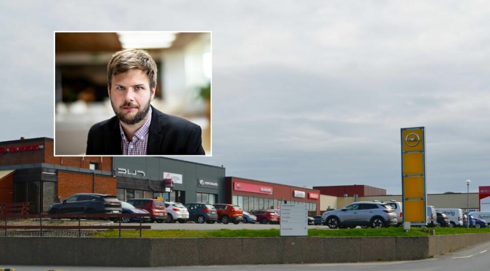 AutoriaGruppen legger ned bilforhandleren Autoria Bilsenter AS, avdeling Askim. – Vi tror det blir et tøft år for nybilsalget, men at bransjen fremdeles kan klare seg greit på salg av bruktbiler og omsetning fra ettermarkedet, sier Egil Steinsland (NBF). AutoriaGruppen legger ned bilforhandleren Autoria Bilsenter AS, avdeling Askim. – Vi tror det blir et tøft år for nybilsalget, men at bransjen fremdeles kan klare seg greit på salg av bruktbiler og omsetning fra ettermarkedet, sier Egil Steinsland (NBF).