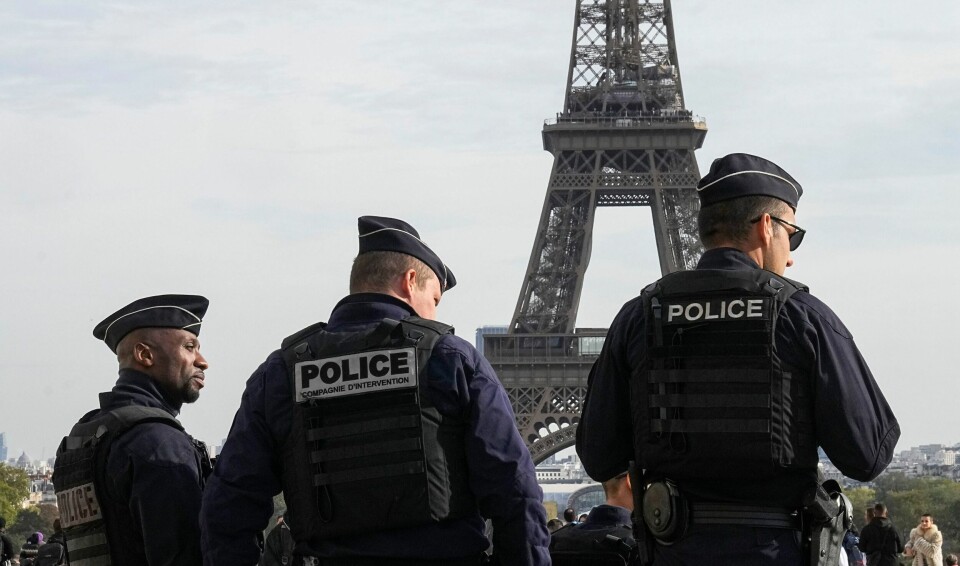Politibetjenter ved Eiffeltårnet i Paris. Franske myndigheter har styrket sikkerheten betraktelig før sommerens OL, og fredag opplyste innenriksdepartementet at en ung mann var pågrepet, mistenkt for å ha planlagt angrep mot en fotballkamp under OL. Fransk politi ved Eiffeltårnet.