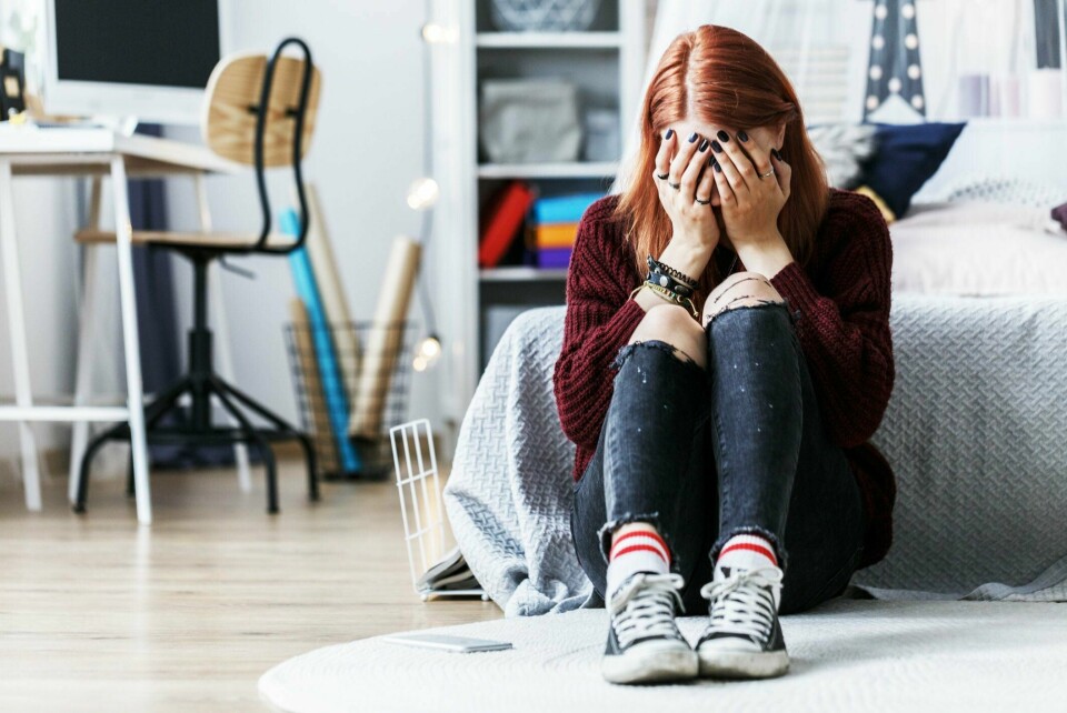 Barna som kommer for å få hjelp skal få det. De skal ikke sviktes under offentlig omsorg og ende opp som rusavhengige, skriver forfatterne av innlegget. (Illustrasjonsfoto) Tenåringsjente med problemer, ensomhet, utenforskap, rus