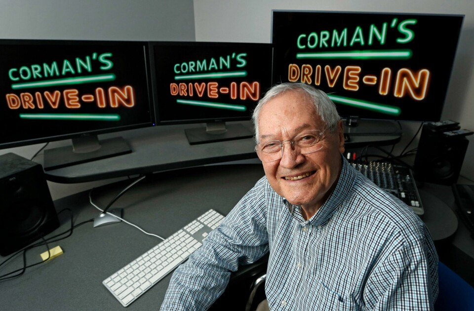 Produsent Roger Corman, her på sitt kontor sitt i Los Angeles, i 2013. døde torsdag 9. mai 2024. Han ble 98 år gammel. Produsent Roger Corman, her på sitt kontor sitt i Los Angeles, i 2013. døde torsdag 9. mai 2024. Han ble 98 år gammel. Foto Reed Saxon AP / NTB