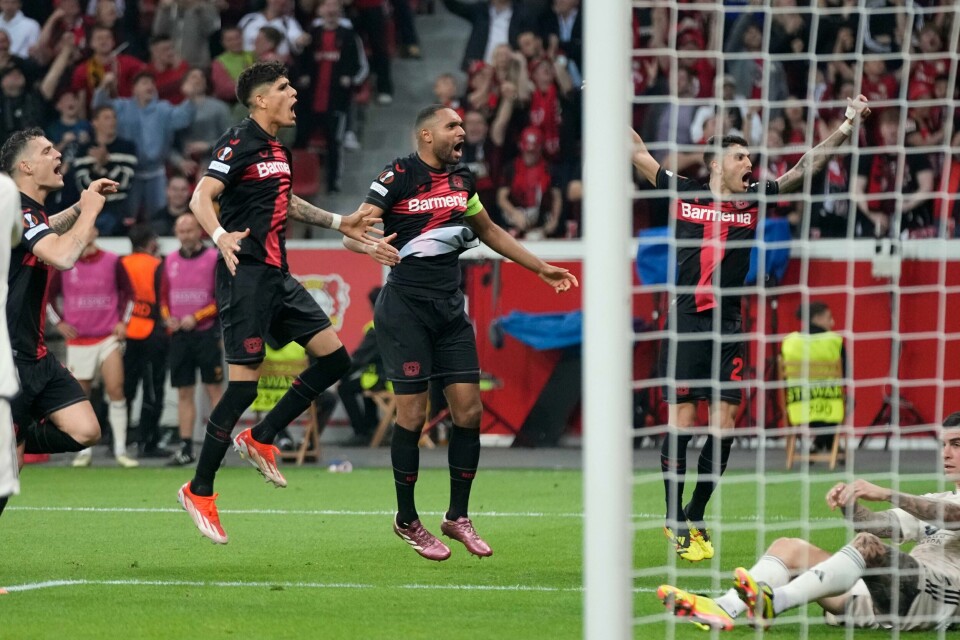 Leverkusen-leiren jubler etter et avgjørende reduseringsmål i returkampen mot Roma i europaligaens semifinale. Leverkusen-leiren jubler etter et avgjørende reduseringsmål i returkampen mot Roma i europaligaens semifinale. Foto: Matthias Schrader / AP / NTB