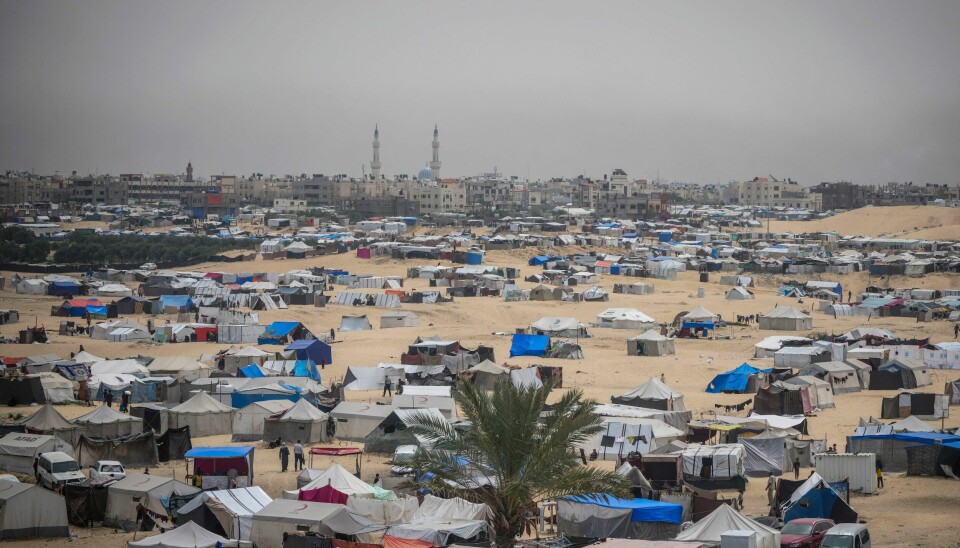 Palestinians displaced by the Israeli air and ground offensive on the Gaza Strip walk through a makeshift tent camp in Rafah, Gaza, Friday, May 10, 2024. (AP Photo/Abdel Kareem Hana) Rafah har huset mange flere flyktninger enn normalt de siste ukene. Nå beordrer IDF flyktninger i østlige deler av Rafah til å evakuere. Fredag omringet de deler av byen med stridsvogner. Foto: Abdel Kareem Hana / AP / NTB