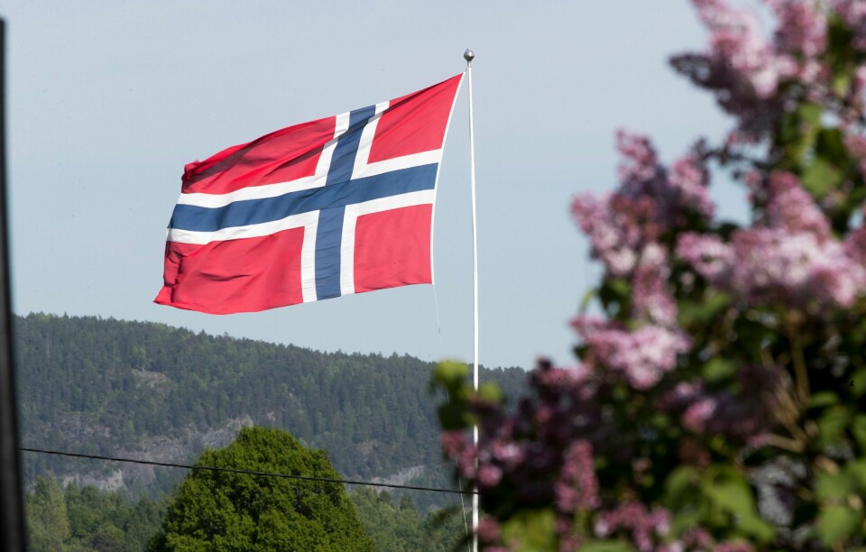 Det norske flagget vaier i vinden. I mai er det mange offisielle flaggdager. Det norske flagget vaier i vinden. I mai er det mange offisielle flaggdager.