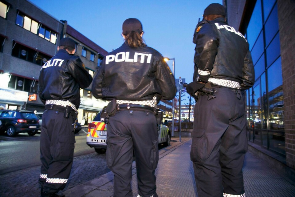 Lærere, sykepleiere, helsefagarbeidere og politifolk står i førstelinja. Faller de etter hvert sammen under press og overbelastninger, rammer det oss alle, skriver Tore Løberg. Politiet i arbeid.