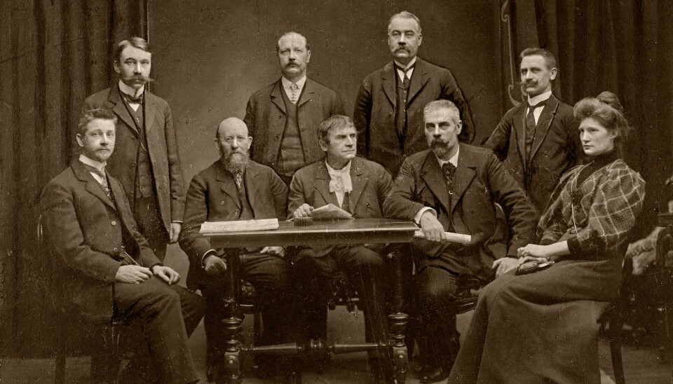 Arbeiderpartiets sentralstyre 1906 - 09. Fra venstre i første rekke: Magnus Nilssen, Christian Holtermann Knudsen, Oscar Nissen, Carl Jeppesen, Martha Tynæs. Stående bak fra v.: Arnt Aamodt, Ole O. Lian, Johan Karlgren og Johan Nygaard. .