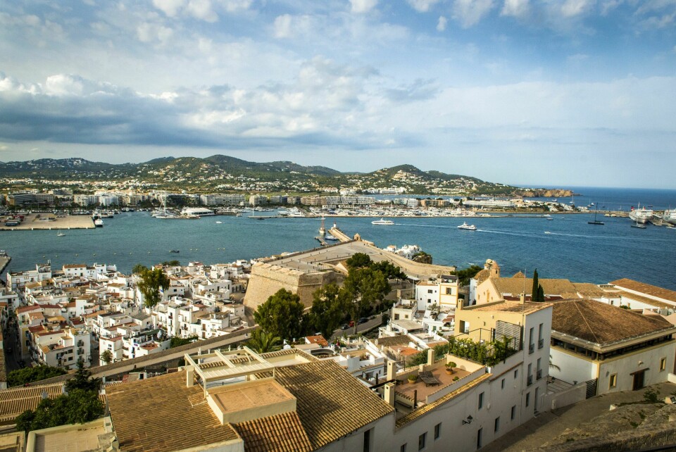 Fra toppen av den gamle bydelen Dalt Vida i Ibiza. UTSIKT: Fra toppen av den gamle bydelen Dalt Vida i Ibiza by er det flott utsikt over Ibiza og Middelhavet. Foto: Jörgen Ulvsgärd / TT / NTB