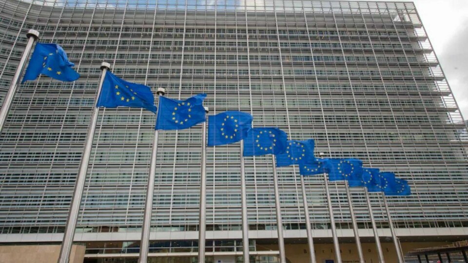 EU-kommisjonen kommer med råd til hvordan medlemslandene skal oppfylle kravene til andel av fornybar energi. Disse er kontroversielle i EU og i Norge gjennom EØS. EU-kommisjonen kommer med råd til hvordan medlemslandene skal oppfylle kravene til andel av fornybar energi. Disse er kontroversielle i EU og i Norge gjennom EØS.