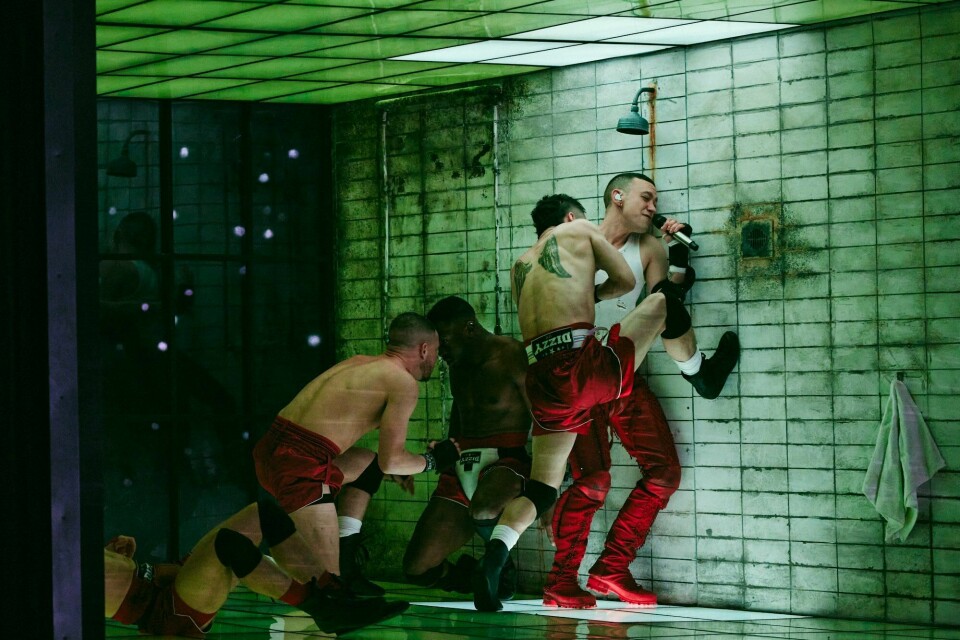 Olly Alexander synger «Dizzy» for England. Eurovision