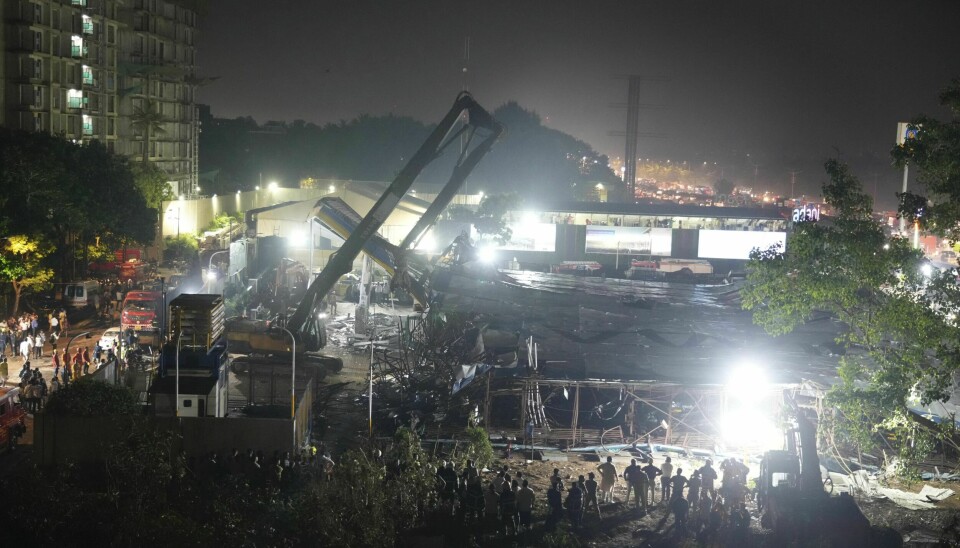 Redningsmannskaper leter i ruinene under det kollapsede reklameskiltet i Mumbai mandag. Foto: Rafiq Maqbool / AP / NTB Redningsmannskaper leter i ruinene under det kollapsede reklameskiltet i Mumbai mandag. Foto: Rafiq Maqbool / AP / NTB