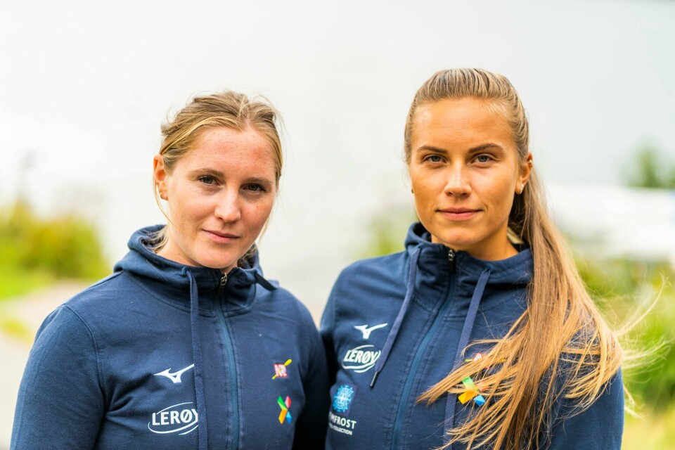 Jenny Rørvik (t.v.) og Thea Helseth, begge fra Aalesunds Roklub og gode venner, kvalifiserte båten sin til OL i Paris. Nå er Rørvik vraket fra OL-troppen. Dobbeltscullerduoen Jenny M Rørvik (t.v.) og Thea Helseth, begge fra Aalesunds Roklub på Årungen sist september. Foto: Håkon Mosvold Larsen / NTB.