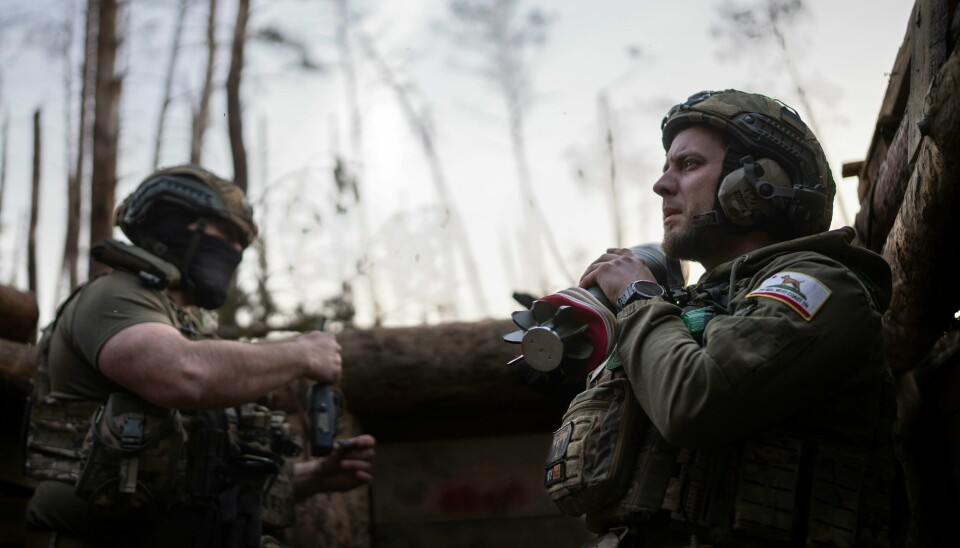 Ukraina forsvarer seg med nebb og klør mot den russiske invasjonsmakten, i det som er blitt kalt et skjebneår i krigen. Ukrainske soldater gjør klar ammunisjon rundt en kilometer fra fronten i Donetsk-regionen. Soldater fra Azovbrigaden bruker bombekastere for 122 millimeter granater mot russiske stillinger ved fronten ikke langt fra Kreminna i Donetsk. Foto: Alex Babenko/ AP / NTB