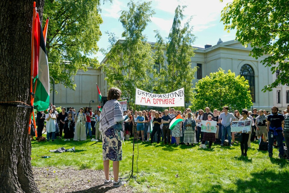 Flere studenter, akademikere og ansatte ved universitetet protesterte ved professorboligen i Oslo sentrum tirsdag, der UiOs universitetsstyre diskuterte akademisk boikott av Israel. Flere studenter, akademikere og ansatte ved universitetet protesterte ved professorboligen i Oslo sentrum tirsdag, der UiOs universitetsstyre diskuterte akademisk boikott av Israel. Foto: Håkon Mosvold Larsen / NTB