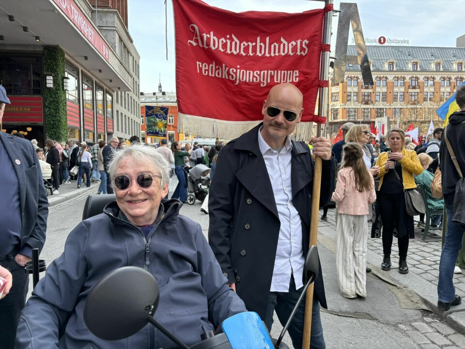 Tone Bratteli, her med Dagsavisens Jo Moen Bredveien og redaksjonsklubbens fane under årets 1. mai-markering. Tone Bratteli, her med Dagsavisens Jo Moen Bredveien og redaksjonsklubbens fane under årets 1. mai-markering.