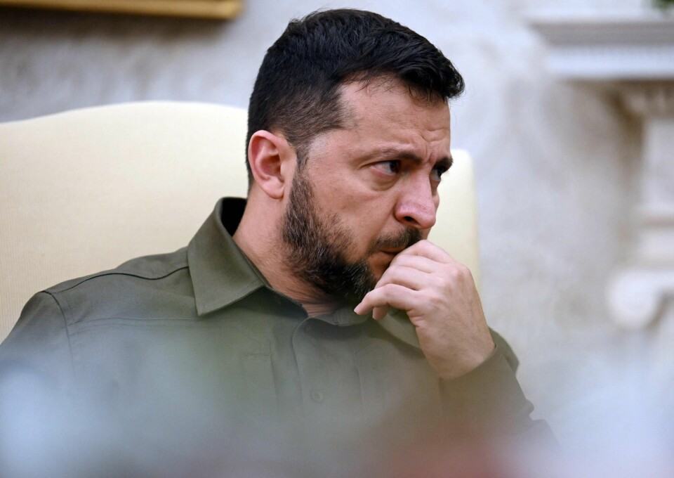 Ukraina og president Volodymyr Zelenskyj er under nye angrep fra russisk side. (FILES) Ukrainian President Volodymyr Zelensky listens during a meeting with US President Joe Biden in the Oval Office of the White House in Washington, DC, on September 21, 2023. Ukraine announced on May 7, 2024, it had detained two Ukrainian security officials involved in a plot coordinated by Russia to assassinate senior Ukrainian officials, including President Volodymyr Zelensky. (Photo by Jim WATSON / AFP)
