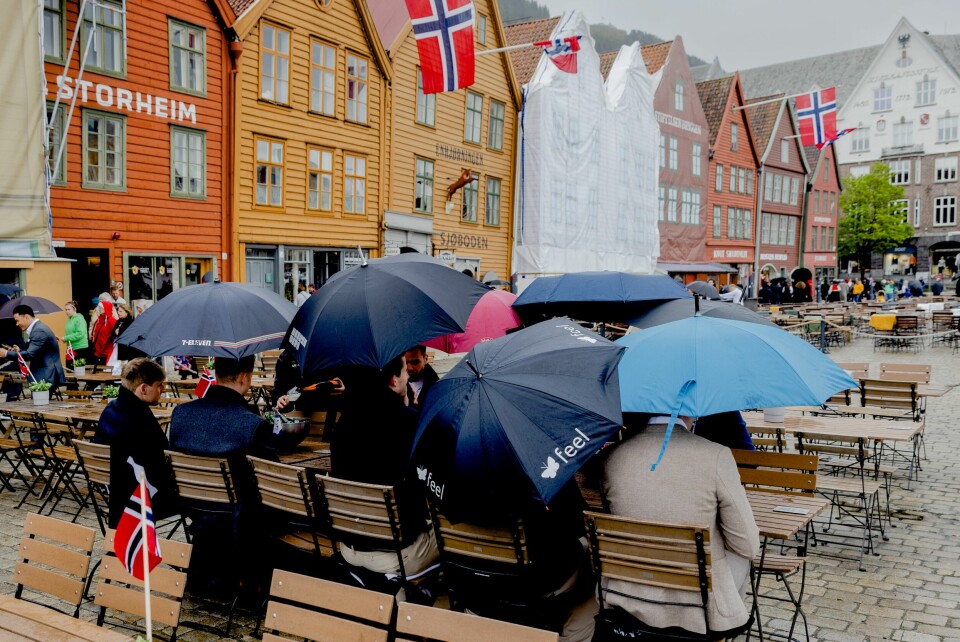 Regnet stoppet ikke bergensere fra å benke seg på uteserveringene. Bergen 20230517. Uteserveringen på Bryggen 17.mai 2023 i Bergen.Foto: Paul S. Amundsen / NTB