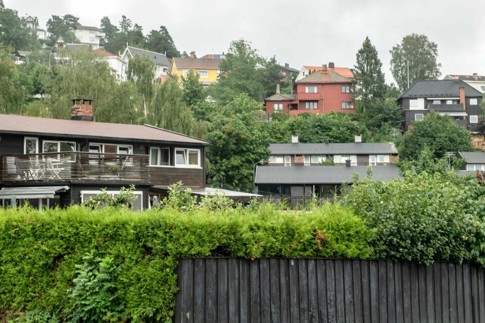 Regjeringen har nå brukt et halvt år på å gjøre ingenting. Hvor står saken for småhusplanen i Oslo? Når kan vi igjen begynne å regulere nye boliger i småhusområdene, spør forfatterne av innlegget. Bildet viser småhusbebyggelse på Grefsen. Boliger på Grefsen i Oslo