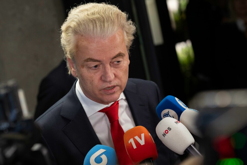 Frihetspartiets leder Geert Wilders ble størst i valget i november, men fikk ikke nok mandater til å danne regjering på egen hånd. Partiet danner derfor koalisjon med tre andre partier. Geert Wilders, som leder ytre høyrepartiet PVV, snakker med presset to dager etter at partiet hans ble størst i valget i november. Foto: Peter Dejong / AP / NTB