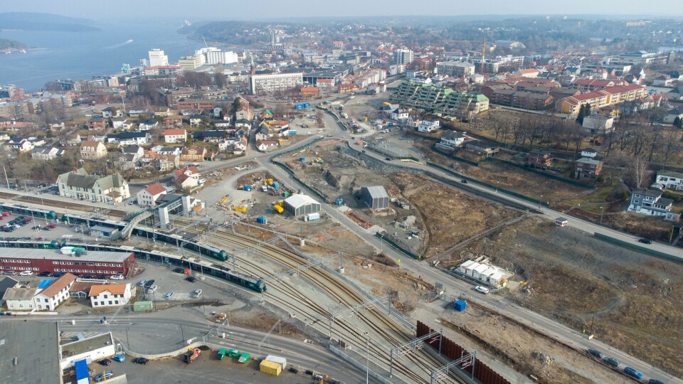 Det nye dobbeltsporet gjennom Moss skulle egentlig stå klart i år. Det skjer ikke. Det siste estimatet for ferdigstillelse er i 2030. Byggingen av nytt dobbeltspor gjennom Moss.