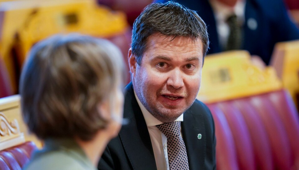 Landbruksminister Geir Pollestad (Sp) vil avvente en grundigere vurdering før han tar stilling til spørsmålet om hvorvidt deling av overgrepsmateriale mot dyr skal forbys. Landbruksminister Geir Pollestad (Sp) vil avvente en grundigere vurdering før han tar stilling til spørsmålet om hvorvidt deling av overgrepsmateriale mot dyr skal forbys. Foto: Terje Pedersen / NTB
