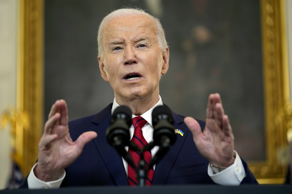 President Joe Biden kunngjorde fredag at Israel har lagt fram et nytt forslag til våpenhvile og frigivelse av gisler på Gazastripen. President Joe Biden skrev 24. april under på en våpenpakke verdt 95 milliarder dollar til Ukraina, Israel og Taiwan. Deler av pakken til Israel er nå klar til å bli sendt av gårde, opplyser Biden-administrasjonen. Kongressen må imidlertid gi grønt lys for forsendelsen først. Foto: Evan Vucci / AP / NTB