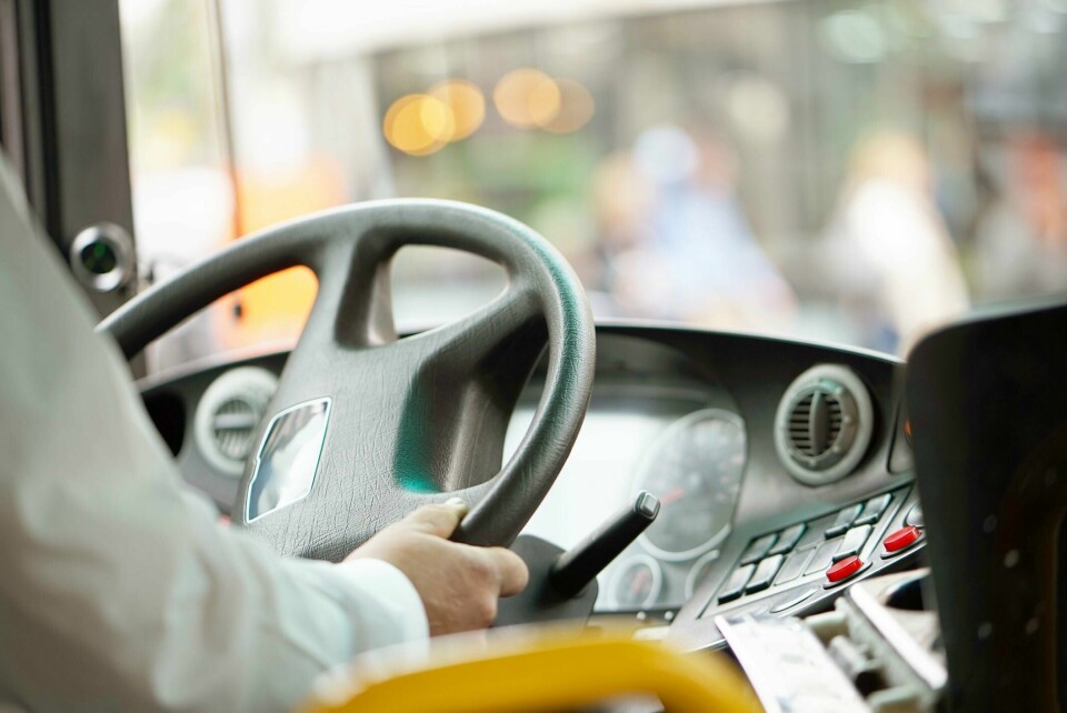 Sjåførene har verdifull førstelinjekunnskap og erfaring som bør komme kollektivtrafikken til gode, skriver forfatterne av innlegget. De mener en nylig utarbeidet veileder for dialog vil komme til nytte. Bussjåfør, illustrasjonsfoto