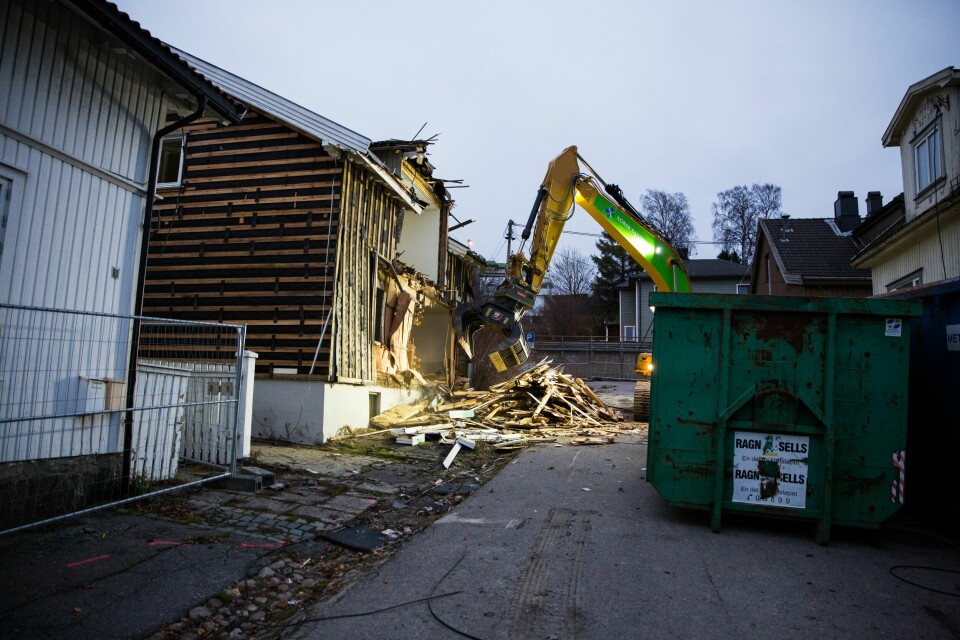 Her blir det første av rundt 120 bygg i bydelen Nyquistbyen i Moss revet for å gi plass til dobbeltsporet og den nye jernbanestasjonen. Over fem år senere står området fortsatt brakk. Mandag 19. november 2018 startet rivningen av Nyquistbyen i Moss. Øvre Tvergate 4 var første bygg til å bli jevnet med jorden. Hele bydelen skal rives, slik at Bane NOR kan bygge ny jernbane og dobbeltspor. Norsk Saneringsselskap står for selve rivningen.